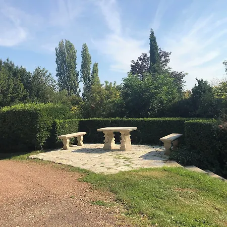 بيت ضيافة Chateau Du Prieure 3*